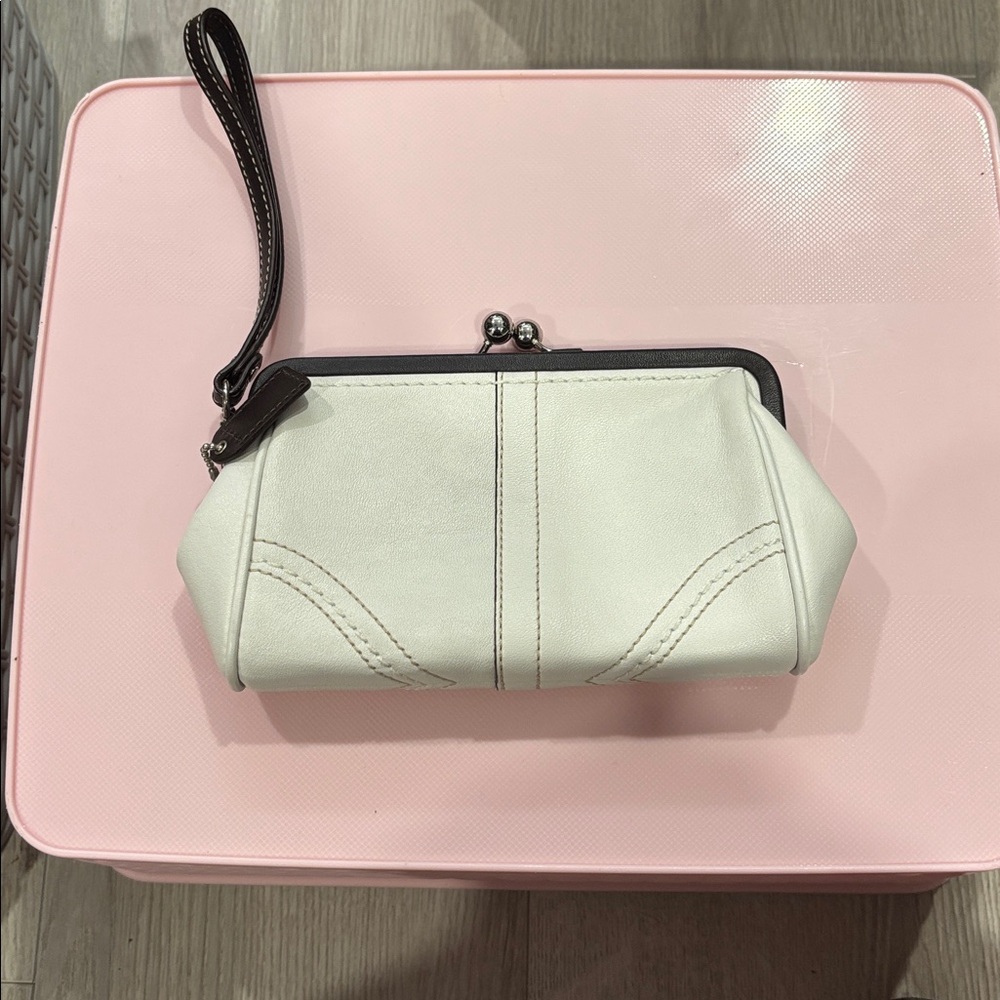 COACH WHITE LEATHER WRISTLET WITH DARK BROWN LEATHER TRIM - Picture 2 of 10